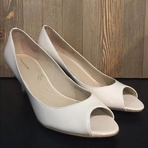 Tahari 10M Marie Peep Toe Pumps Heels Cream